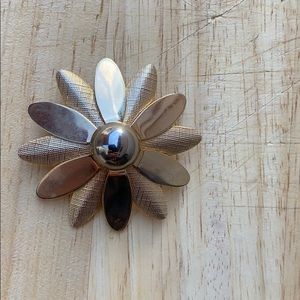 Vintage Sarah Coventry Flower Brooch good tone pin